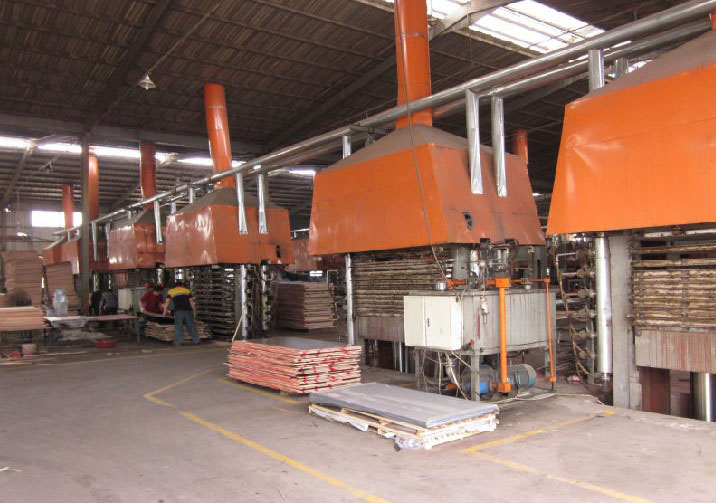 建筑模板廠家生產(chǎn)設(shè)備熱壓機(jī)