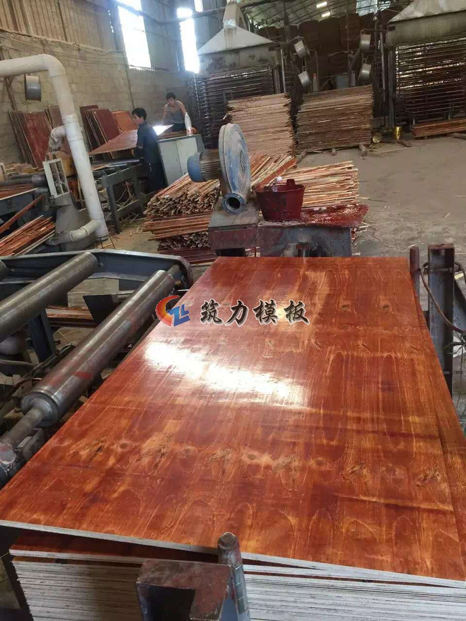 沭陽(yáng)建筑模板廠家專業(yè)生產(chǎn)酚醛膠鏡面建筑模板