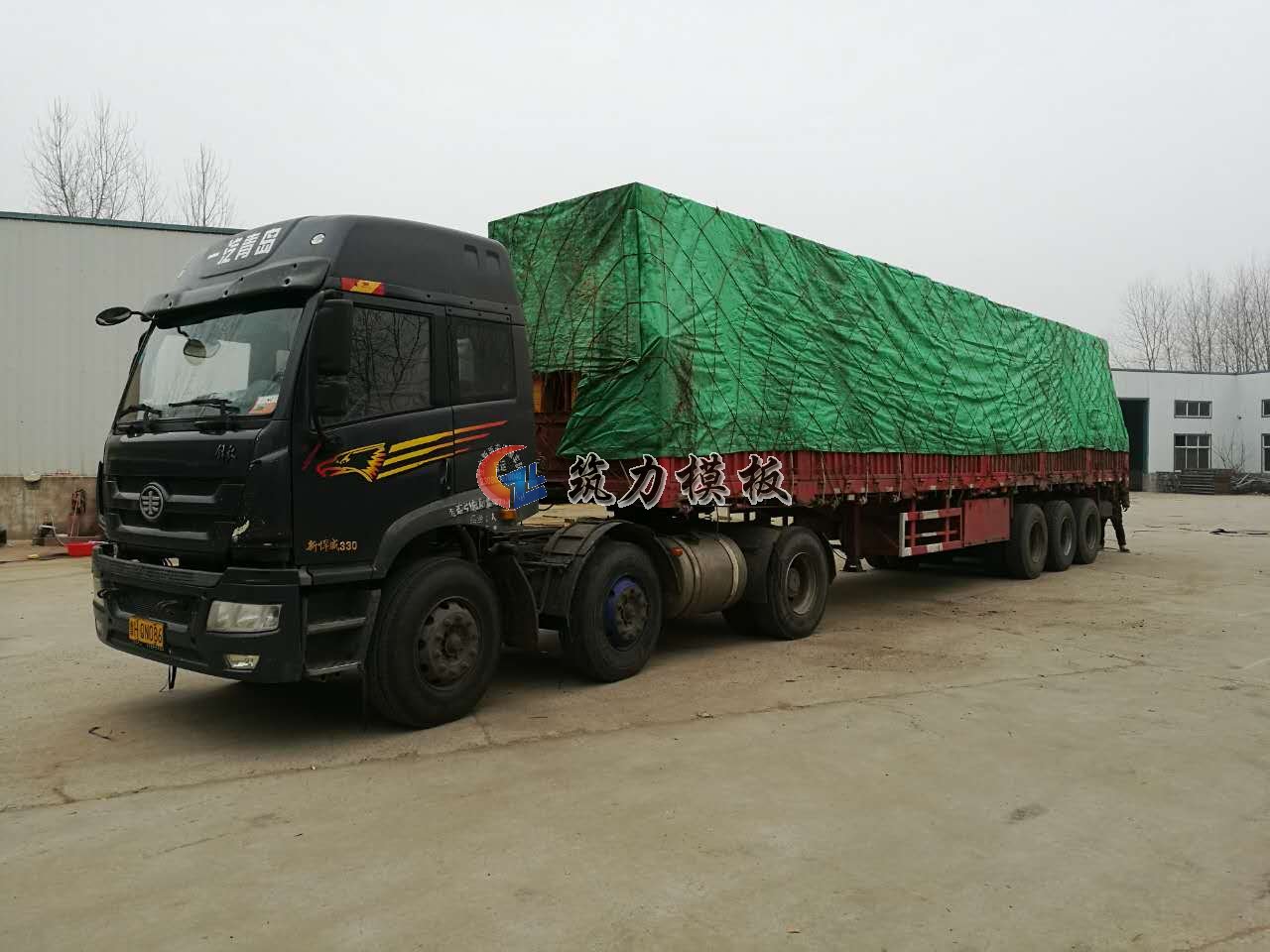 我廠的建筑模板運輸過程中，保護(hù)良好。